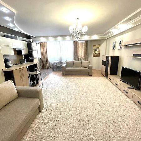 Large, Comfortable Apartment Chisinau Exterior foto